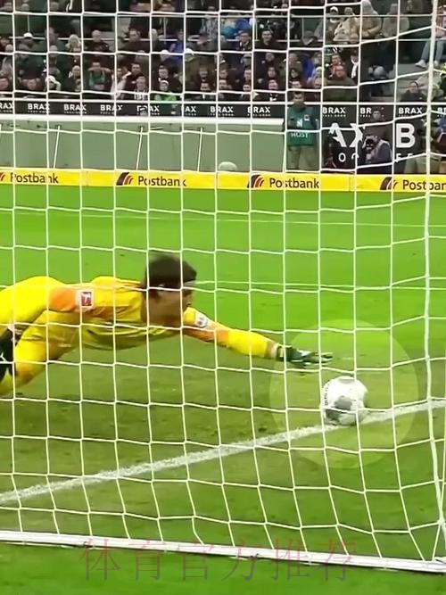 看到苏超43岁老门将的极限扑救，队友们的反应亮了