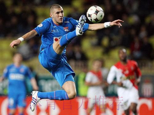 里昂主席:每天梦想签回本泽马 我们会试一试 里昂主席:每天梦想签回本泽马 我们会试一试